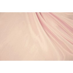 Tessuto unito di colore rosa che mima l'effetto della seta