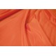 Tessuto sintetico unito di colore arancio che mima l’aspetto della seta