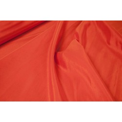 Tessuto sintetico unito di colore rosso-arancio che mima l’aspetto della seta