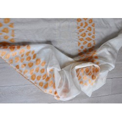 Tessuto al metro in lino e seta jaquard fil coupè, semi-trasparente Oasi con decorazioni beige e arancione