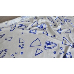 Tessuto in taffetas bianco stampato con motivo geometrico blu