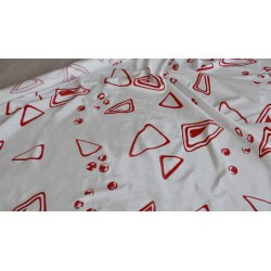  	Tessuto in taffetas bianco stampato con motivo geometrico rosso